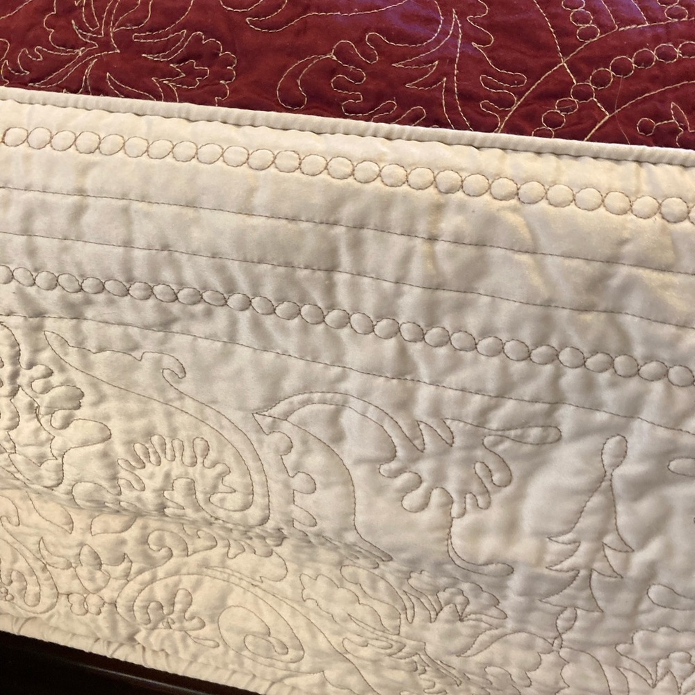Queen size red & cream bed spread w/ 2 pillow shams and 4 throw pillows - Picture 5 of 6